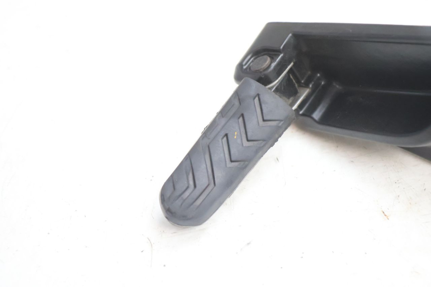 photo de PLAAT ACHTERSTE LINKER VOETSTEUNBEVESTIGING GILERA GP 800 (2007 - 2013) - Detail van het onderdeel
