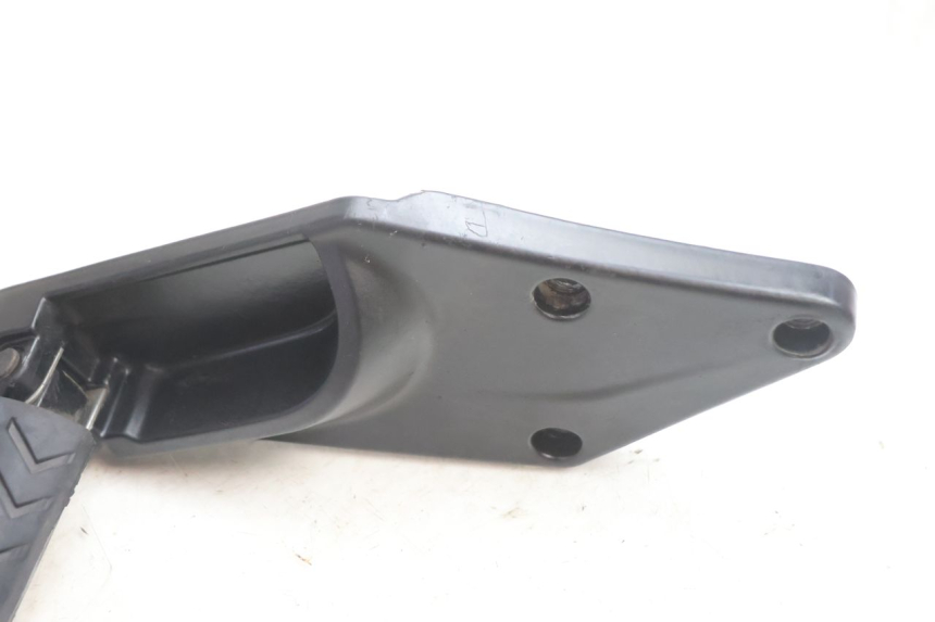 photo de PLAAT ACHTERSTE LINKER VOETSTEUNBEVESTIGING GILERA GP 800 (2007 - 2013) - Zoom op gebruiksstaat