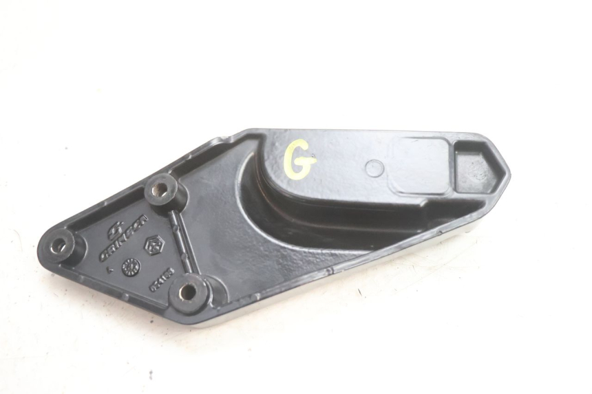 photo de PLAAT ACHTERSTE LINKER VOETSTEUNBEVESTIGING GILERA GP 800 (2007 - 2013) - Gecontroleerd onderdeel