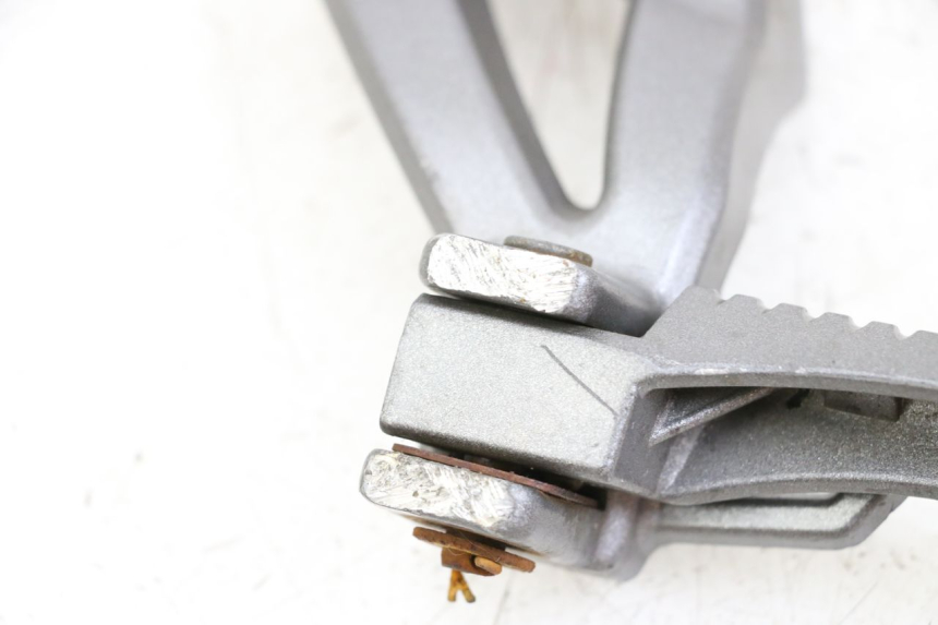 photo de PLAAT ACHTERSTE LINKER VOETSTEUNBEUGEL NECO GPX LC 2T 50 (2014 - 2018) - Zoom op gebruiksstaat