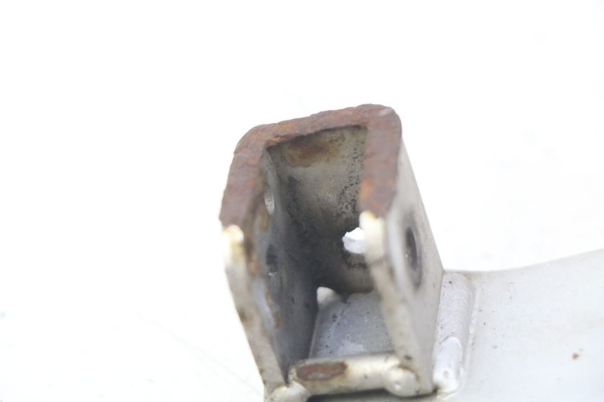 photo de PLAAT ACHTERSTE VOETSTEUN LINKS SUZUKI GSF S BANDIT 600 (2000 - 2004) - Detail van het onderdeel