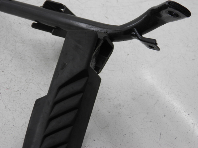 photo de PLAAT ACHTERSTE LINKER VOETSTEUNBEUGEL HONDA FES S-WING SWING ABS 125 (2007 - 2015) - Detail van het onderdeel