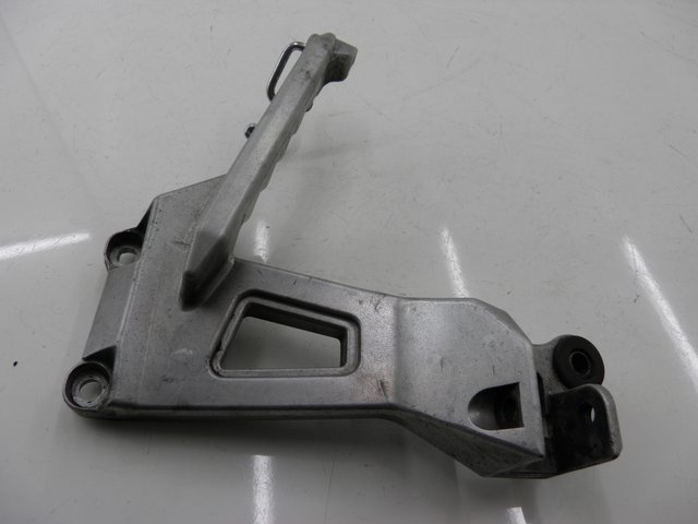 photo de PLAAT ACHTERSTE LINKER VOETSTEUNBEUGEL HONDA VFR 750 (1990 - 1993) - Hoofdaanzicht