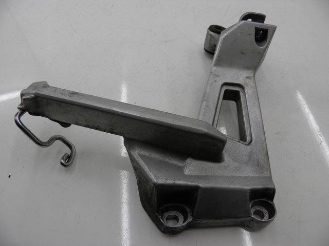photo de PLAAT ACHTERSTE LINKER VOETSTEUNBEUGEL HONDA VFR 750 (1990 - 1993) - Detail van het onderdeel