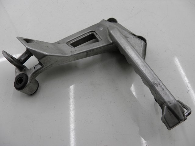 photo de PLAAT ACHTERSTE LINKER VOETSTEUNBEUGEL HONDA VFR 750 (1990 - 1993) - Zoom op gebruiksstaat