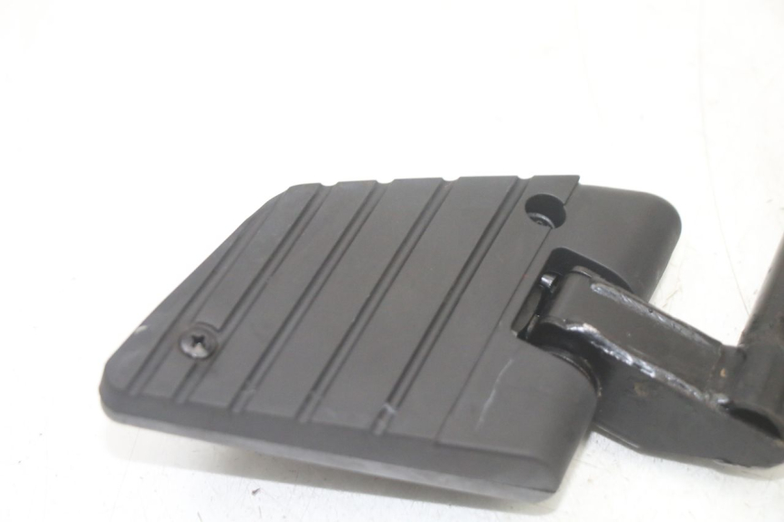 photo de PLAAT ACHTERSTE LINKER VOETSTEUNBEUGEL KYMCO PEOPLE S 125 (2000 - 2008) - Detail van het onderdeel