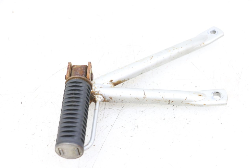 photo de PLAAT ACHTERSTE VOETSTEUN LINKS KYMCO STRYKER OFF ROAD 125 (1999 - 2005) - Detail van het onderdeel