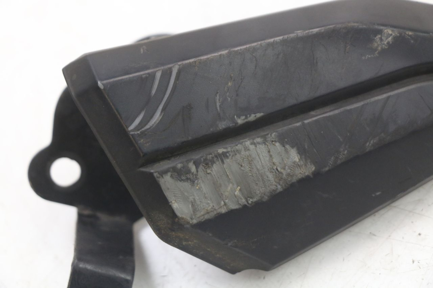 photo de PLAAT ACHTERSTE LINKER VOETSTEUNBEUGEL PEUGEOT BELVILLE 125 (2017 - 2021) - Detail van het onderdeel