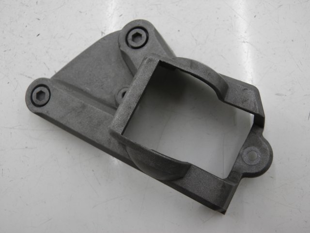 photo de PLAAT ACHTERSTE LINKER VOETSTEUNBEUGEL PEUGEOT JET FORCE CARBU 50 (2003 - 2016) - Hoofdaanzicht