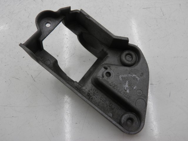photo de PLAAT ACHTERSTE LINKER VOETSTEUNBEUGEL PEUGEOT JET FORCE CARBU 50 (2003 - 2016) - Detail van het onderdeel