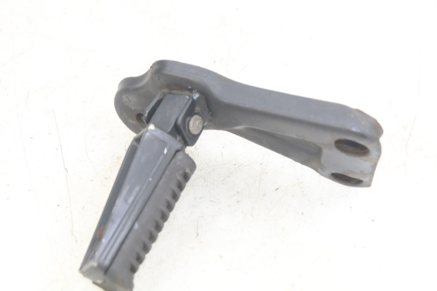 photo de PLAAT ACHTERSTE LINKER VOETSTEUNBEUGEL YAMASAKI ROADSTER 50 (2013 - 2018) - Andere kijkhoek