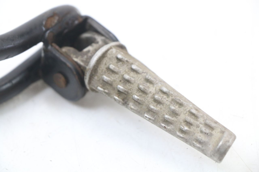 photo de PLAAT ACHTERSTE LINKER VOETSTEUNBEUGEL APRILIA RS 50 (2006 - 2010) - Detail van het onderdeel