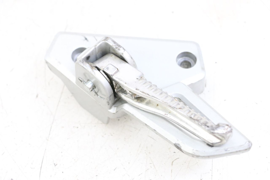 photo de PLAAT ACHTERSTE LINKER VOETSTEUNBEUGEL PEUGEOT SPEEDFIGHT 4 2T 50 (2015 - 2019) - Technische close-up