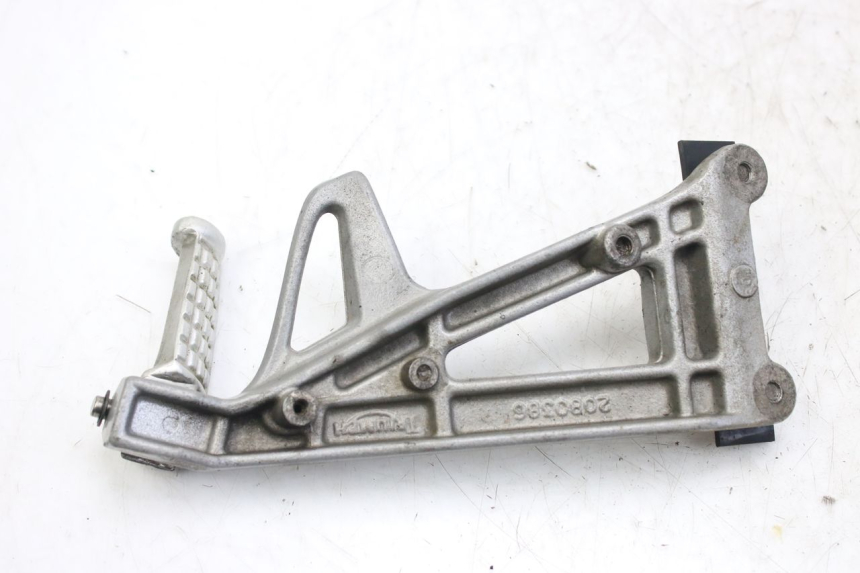 photo de Achterste linker voetsteunplaat TRIUMPH SPRINT ST 955 (1999 - 2001) - Detail van het onderdeel