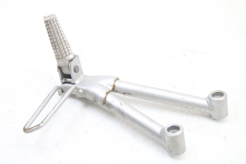 photo de PLAAT ACHTERSTE VOETSTEUN LINKS SUZUKI GSF S BANDIT 600 (2000 - 2004) - Detail van het onderdeel