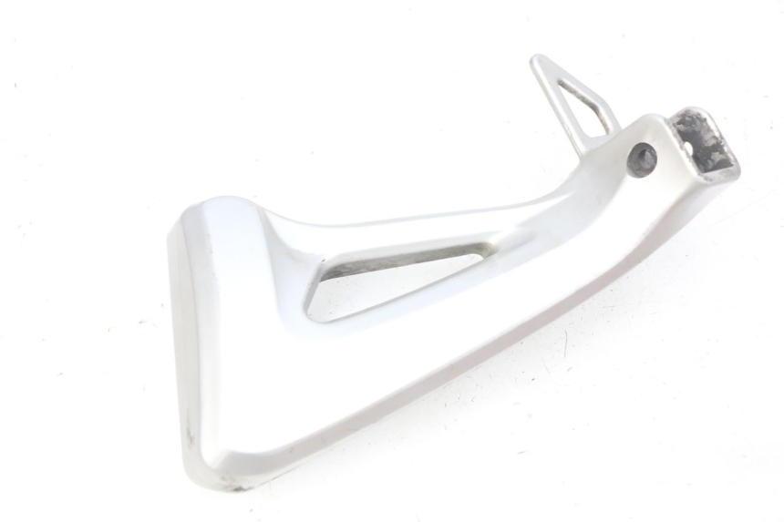 photo de PLAAT ACHTERSTE LINKER VOETSTEUNBEUGEL SUZUKI SV N 650 (1999 - 2002) - Detail van het onderdeel