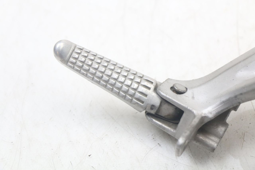 photo de PLAAT ACHTERSTE LINKER VOETSTEUNBEUGEL SUZUKI SV N 650 (1999 - 2002) - Detail van het onderdeel