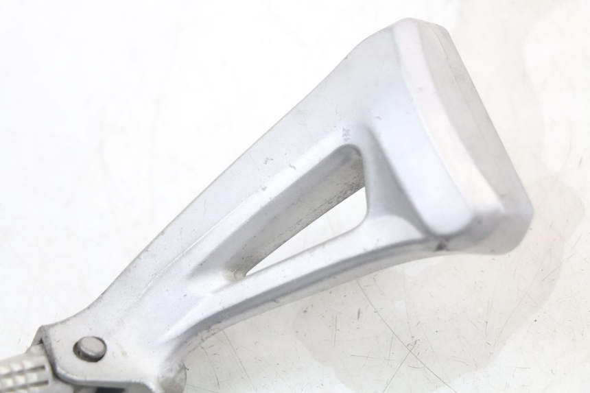 photo de PLAAT ACHTERSTE LINKER VOETSTEUNBEUGEL SUZUKI SV N 650 (1999 - 2002) - Zoom op gebruiksstaat