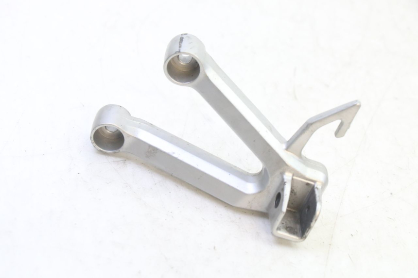 photo de PLAAT ACHTERSTE VOETSTEUN LINKS SUZUKI SV S 650 (2003 - 2009) - Detail van het onderdeel