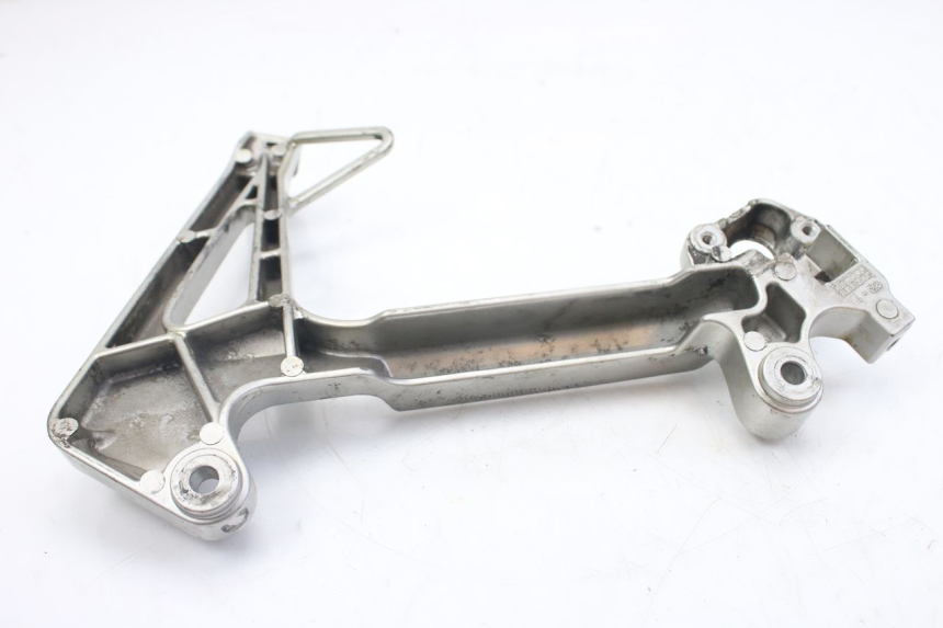 photo de PLAAT ACHTERSTE LINKER VOETSTEUNBEUGEL HONDA VFR FI RC46 800 (1998 - 2001) - Detail van het onderdeel