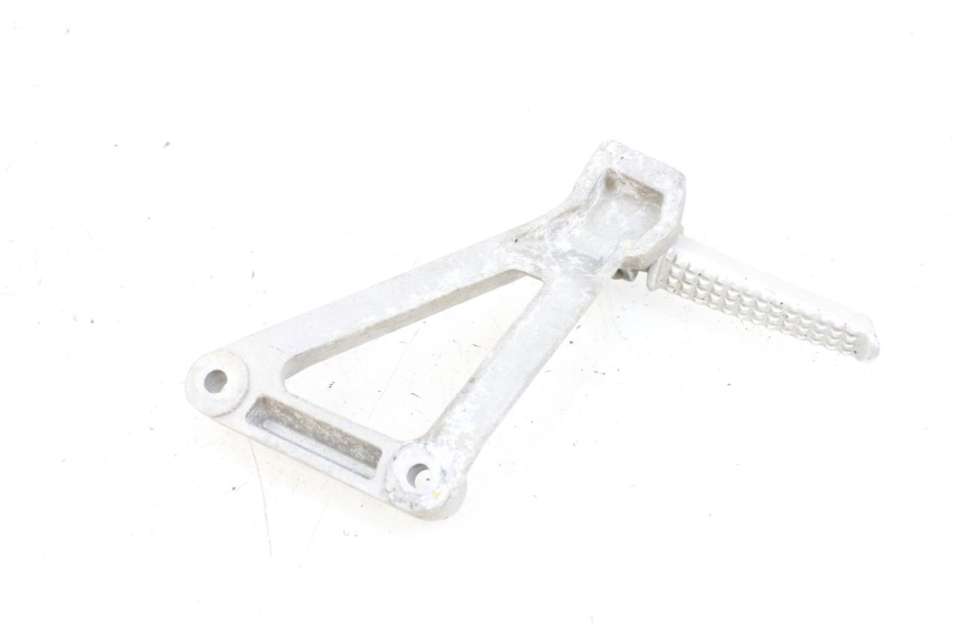 photo de PLAAT ACHTERSTE VOETSTEUN LINKS DAELIM VJ ROADWIN FI 125 (2008 - 2017) - Detail van het onderdeel