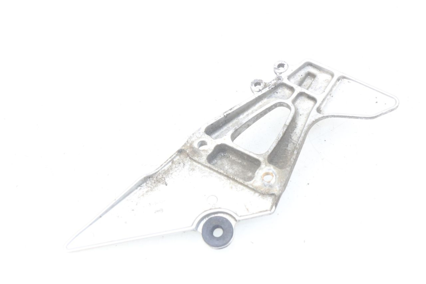 photo de PLAAT ACHTERSTE LINKER VOETSTEUNBEUGEL SUZUKI XF FREEWIND 650 (1997 - 2003) - Detail van het onderdeel