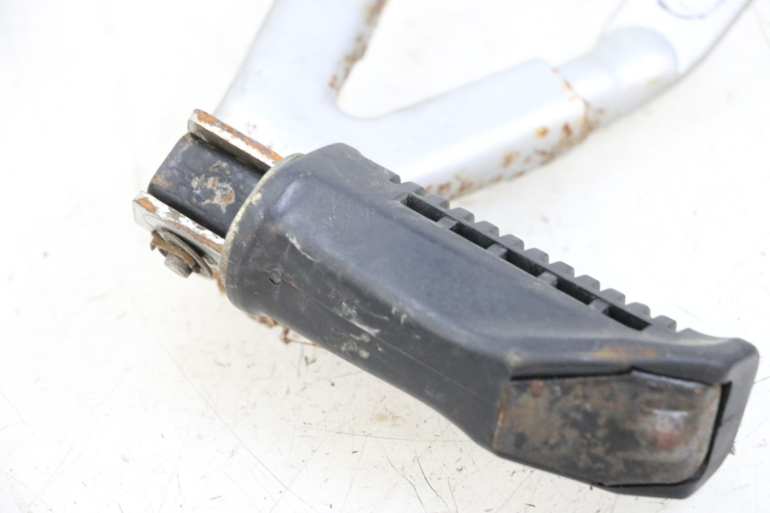 photo de PLAAT ACHTERSTE VOETSTEUN LINKS HYOSUNG XRX 125 (2000 - 2008) - Detail van het onderdeel