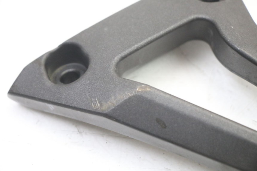 photo de PLAAT ACHTERSTE VOETSTEUN LINKS YAMAHA FZ6 FAZER S2 600 (2007 - 2011) - Detail van het onderdeel
