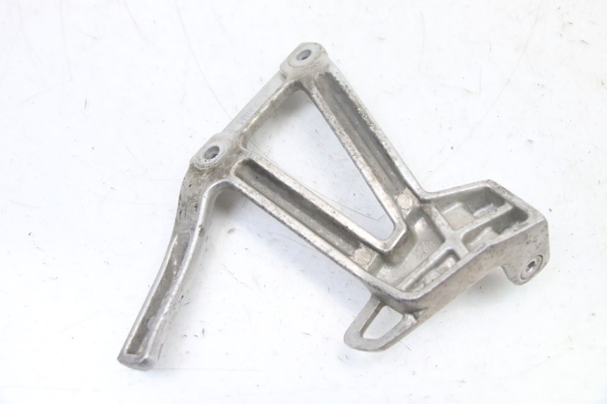 photo de Achterste linker voetsteunplaatje YAMAHA FZS FAZER 600 (2001 - 2003) - Andere kijkhoek