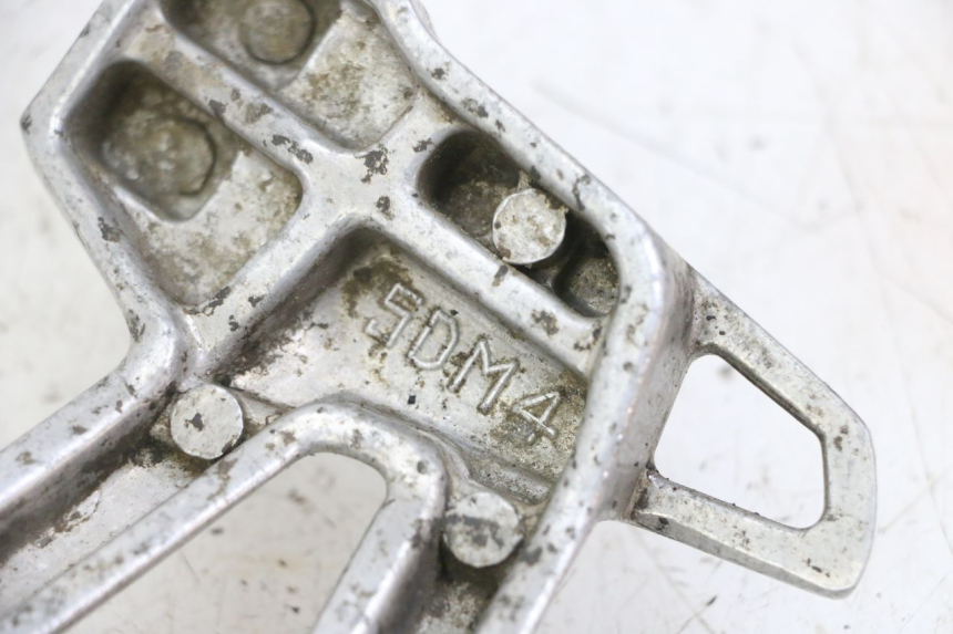 photo de Achterste linker voetsteunplaatje YAMAHA FZS FAZER 600 (2001 - 2003) - Detail van het onderdeel