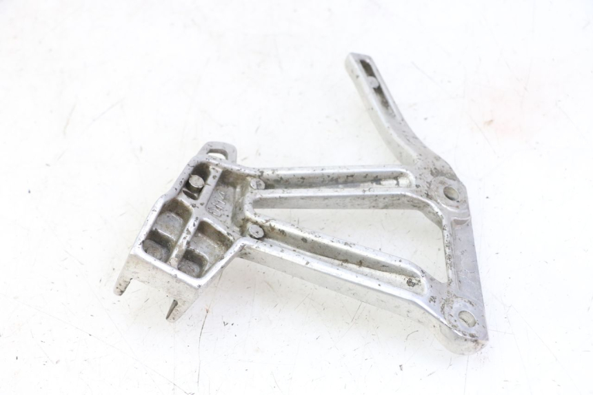 photo de Achterste linker voetsteunplaatje YAMAHA FZS FAZER 600 (2001 - 2003) - Andere kijkhoek