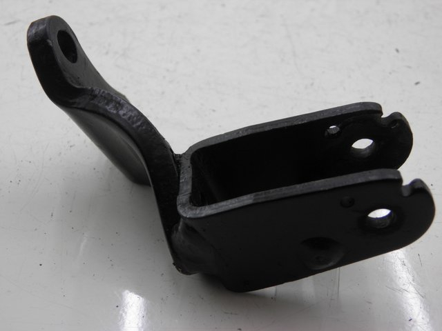 photo de PLAAT ACHTERSTE LINKER VOETSTEUNBEUGEL YAMAHA XMAX X-MAX 125 (2006 - 2009) - Detail van het onderdeel