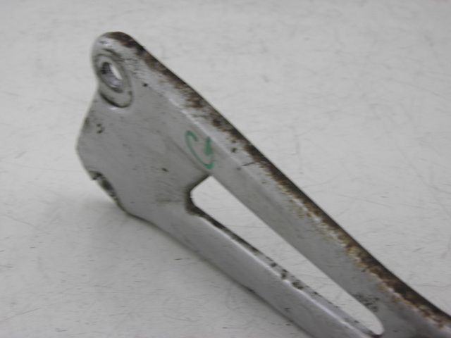 photo de Achterste linker voetsteunplaatje YAMAHA YBR 125 (2004 - 2006) - Detail van het onderdeel