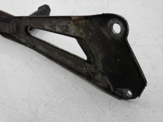 photo de Achterste linker voetsteunplaatje YAMAHA YBR 125 (2004 - 2006) - Andere kijkhoek