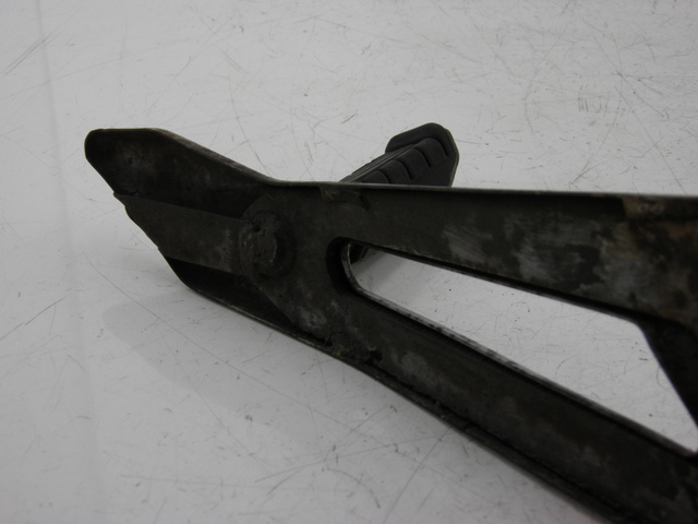 photo de Achterste linker voetsteunplaatje YAMAHA YBR 125 (2004 - 2006) - Technische close-up
