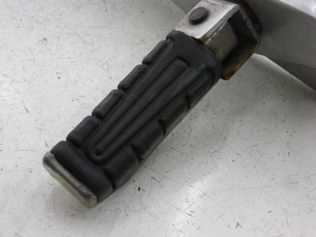 photo de Achterste linker voetsteunplaat YAMAHA YBR CUSTOM 125 (2008 - 2010) - Detail van het onderdeel