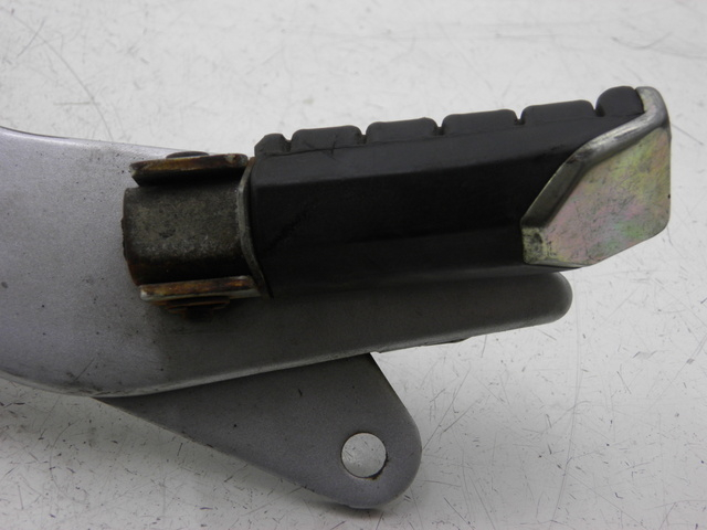 photo de Achterste linker voetsteunplaat YAMAHA YBR CUSTOM 125 (2008 - 2010) - Andere kijkhoek