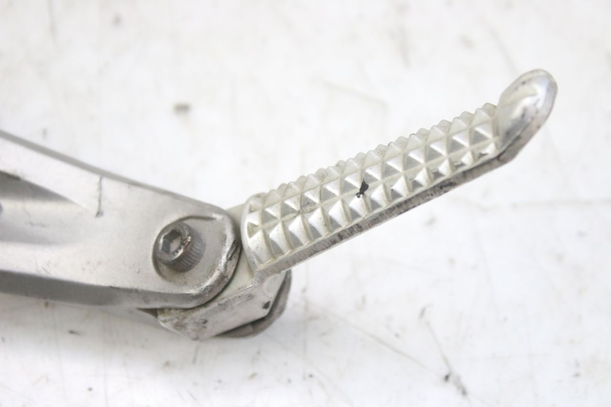photo de PLAAT ACHTERSTE LINKER VOETSTEUNBEUGEL YAMAHA YZF R1 1000 (2007 - 2008) - Detail van het onderdeel