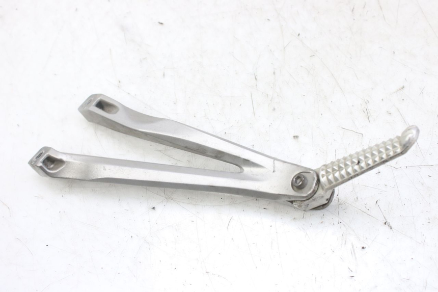 photo de PLAAT ACHTERSTE LINKER VOETSTEUNBEUGEL YAMAHA YZF R1 1000 (2007 - 2008) - Zoom op gebruiksstaat