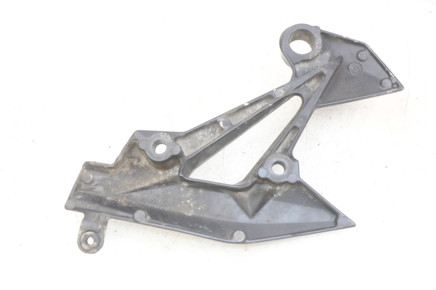 photo de PLAAT ACHTERSTE LINKER VOETSTEUNBEUGEL KAWASAKI Z 750 (2007 - 2013) - Detail van het onderdeel