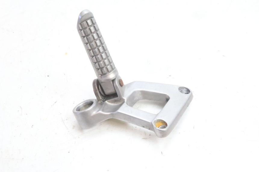 photo de PLAAT ACHTERSTE LINKER VOETSTEUNBEUGEL KAWASAKI ZZR 600 (1995 - 2004) - Detail van het onderdeel