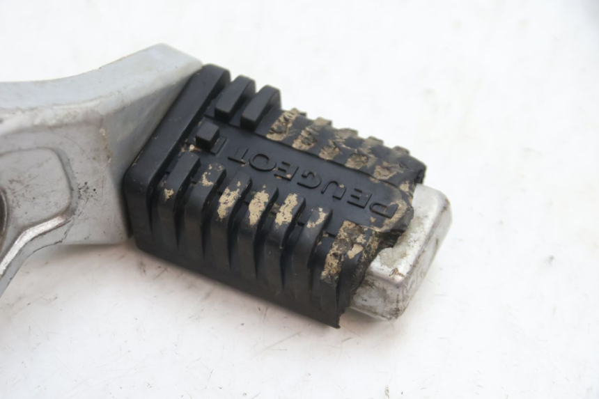 photo de VOETSTEUNPLAAT VOOR RECHTS PEUGEOT 103 SPX CLIP 50 (1989 - 1992) - Zoom op gebruiksstaat