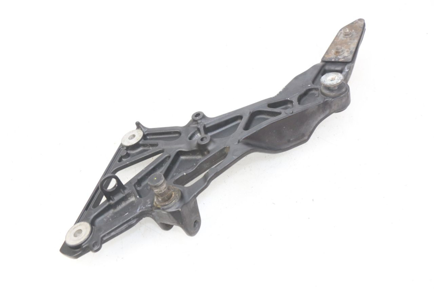 photo de VOETSTEUNPLAAT VOOR RECHTS VOORAN HONDA CBRF CBR-F PC41 600 (2011 - 2013) - Detail van het onderdeel