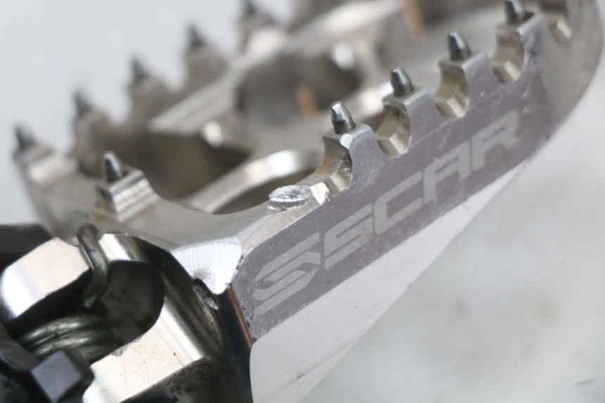 photo de VOETSTEUNPLAAT VOOR RECHTS VOORSTE HONDA CRF R 250 (2020 - 2021) - Technische close-up