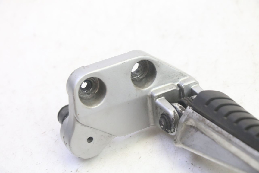 photo de VOETSTEUNPLAAT VOOR RECHTS VOORAN SUZUKI DL V STROM 1000 (2002 - 2007) - Detail van het onderdeel