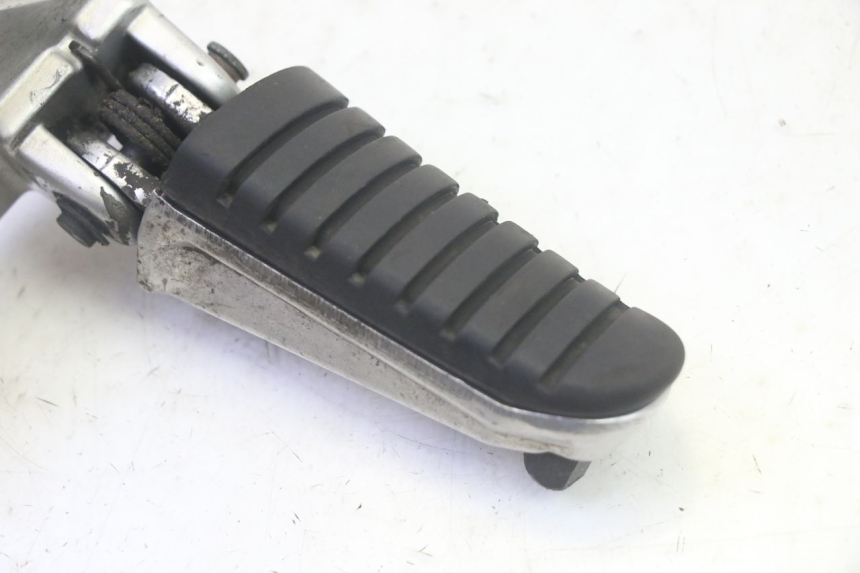 photo de VOETSTEUNPLAAT VOOR RECHTS VOORAN SUZUKI DL V STROM 1000 (2002 - 2007) - Zoom op gebruiksstaat