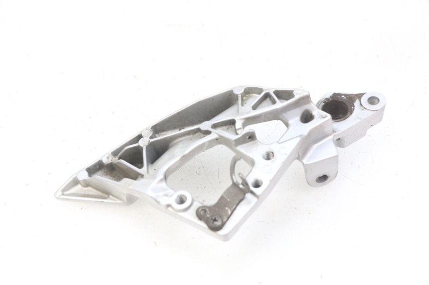 photo de VOETSTEUNPLAAT VOOR RECHTS VOORAN YAMAHA FJR ABS 1300 (2016 - 2020) - Detail van het onderdeel