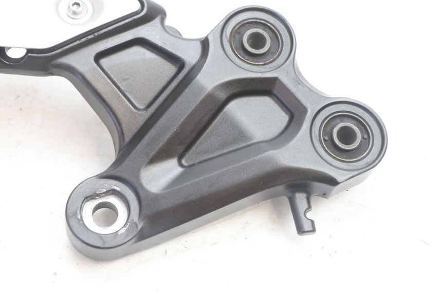 photo de VOETSTEUNPLAAT VOOR RECHTS VOORAN YAMAHA FZ8 800 (2010 - 2016) - Andere kijkhoek