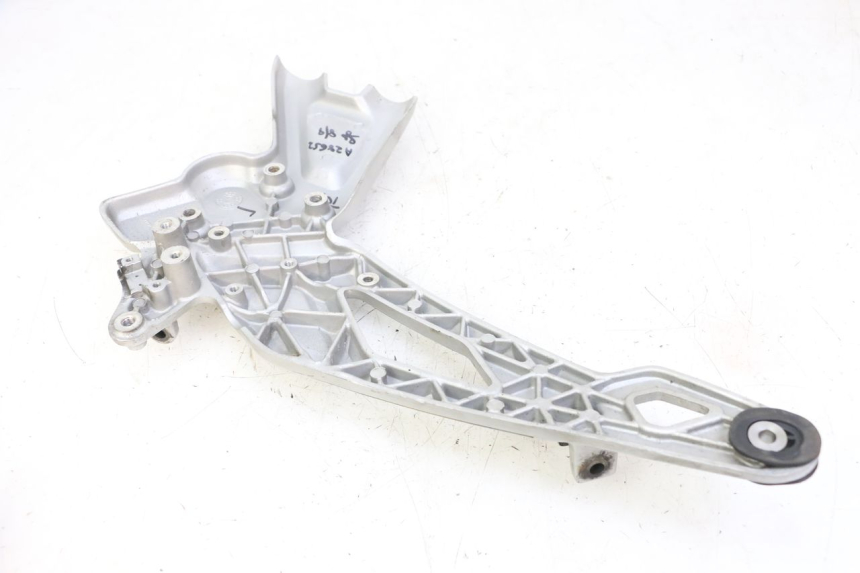 photo de VOETSTEUNPLAAT VOOR RECHTS VOORSTE BMW G310 R 310 (2016 - 2020) - Andere kijkhoek