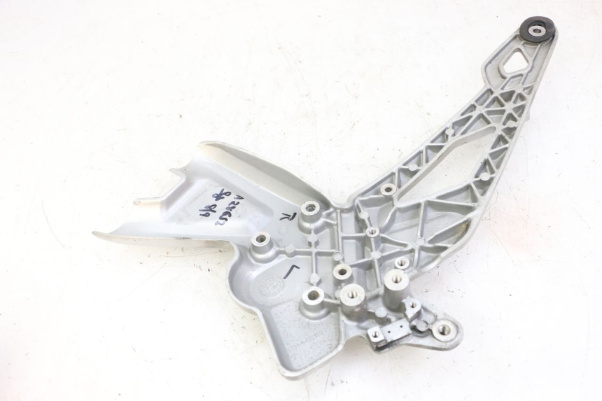 photo de VOETSTEUNPLAAT VOOR RECHTS VOORSTE BMW G310 R 310 (2016 - 2020) - Technische close-up